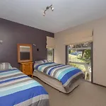 Wanaka Bach With Mountain Views