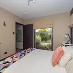 Wanaka Bach With Mountain Views