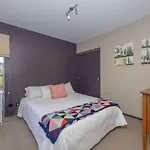Wanaka Bach With Mountain Views