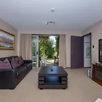 Wanaka Bach With Mountain Views