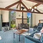 Sunlit Solace - Wanaka Holiday Home