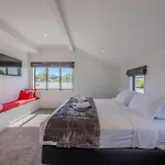 Mountain & Lake Views In Central Wanaka Home