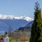 Mountain & Lake Views In Central Wanaka Home