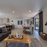 Mountain & Lake Views In Central Wanaka Home