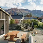 Kirimoko Retreat - Wanaka Holiday Home