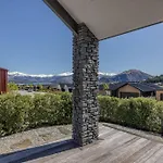 Lakeview Heights - 2020 Built Luxury Large House & Self Contained Studio - 264 Sq Mtr