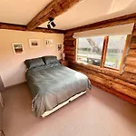 Large Ski Club Style Lodge, Views, Walk To Town