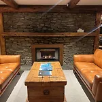 Large Ski Club Style Lodge, Views, Walk To Town