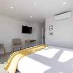 Contemporary Two Level Escape Near Oakridge Resort