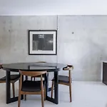 Contemporary Two Level Escape Near Oakridge Resort