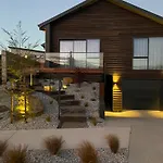 86 On Kirimoko - Wanaka Holiday Home
