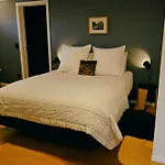 Kowhai Apartment - Private Opposite Golf Course Central Wanaka