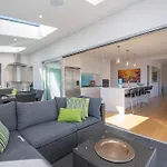Forest Heights - Sleeps 8 - Lake & Mountain Views - Spa Pool & Sauna