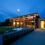Mt Gold Retreat - Sleeps 8 - Spa Pool - Tennis Court