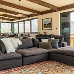 Farrant Drive - Sleeps 8 - Lake & Mountain Views - Modern & Stylish