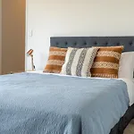 Farrant Drive - Sleeps 8 - Lake & Mountain Views - Modern & Stylish