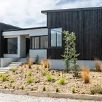 Farrant Drive - Sleeps 8 - Lake & Mountain Views - Modern & Stylish