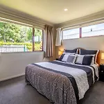 Cosy Contemporary Hideaway