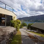 Lakeside Serenity - Wanaka Holiday Home
