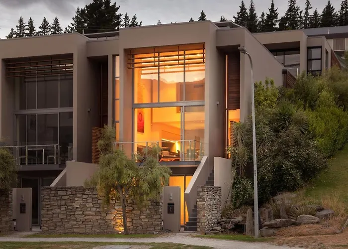 Lake Edge - Sleeps 6 - Centrally Located - Lake & Mountain Views