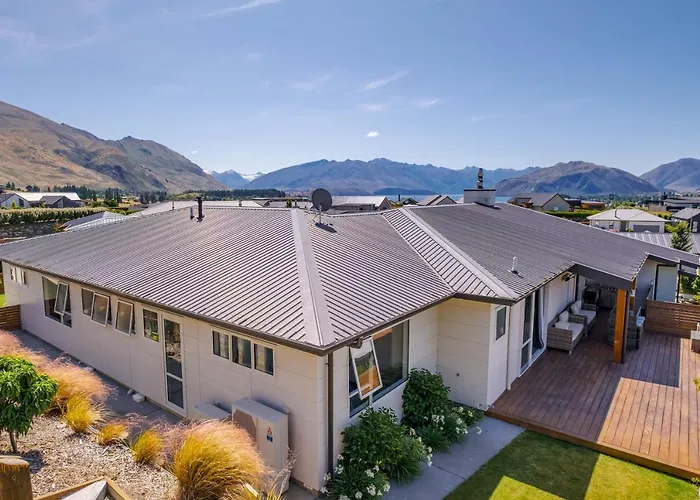 Lakeside Luxury - Wanaka Holiday Home