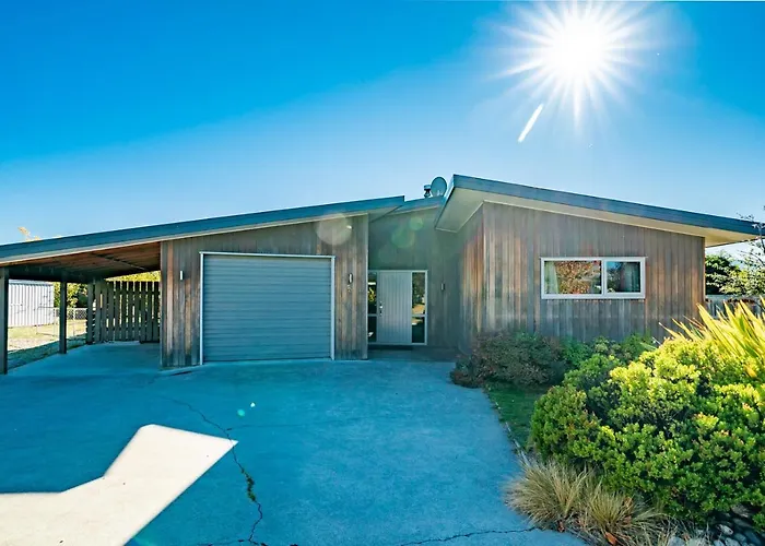 Hikuwai Family Retreat - Albert Town Holiday Home