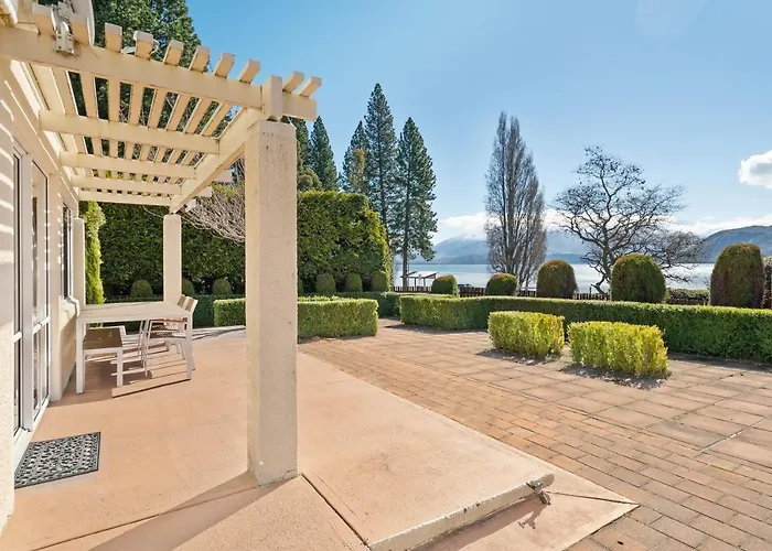 Lakeside Lodge
