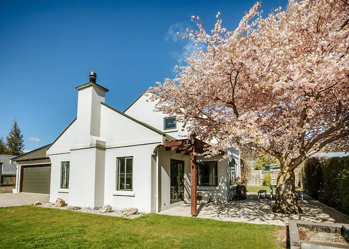 Kokomea House - Wanaka Holiday Home