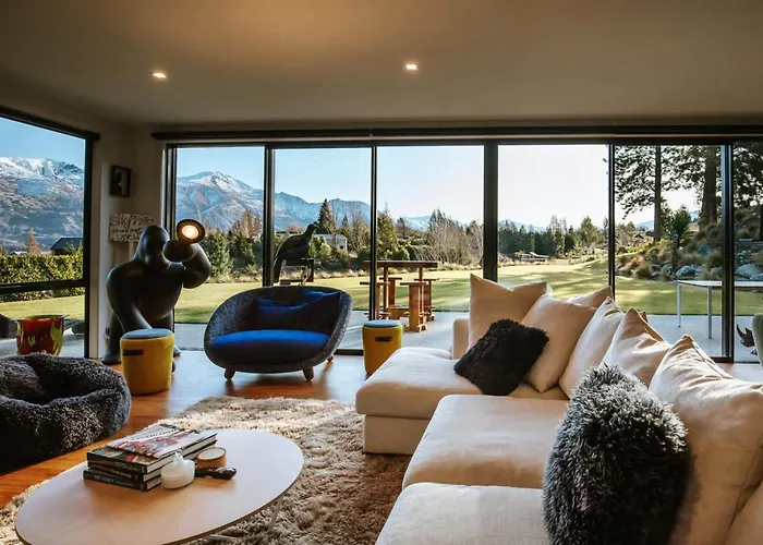 Mt Roy Terrace - Sleeps 8 - Mountain Views - Artwork Collection