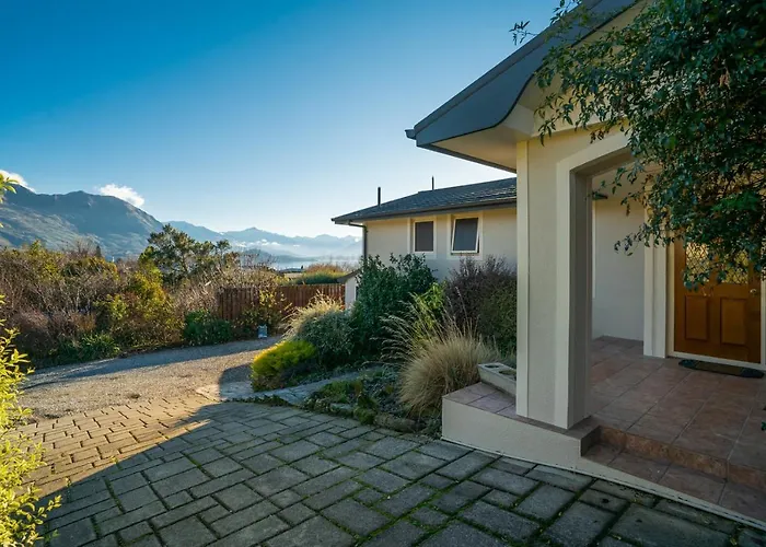 Manuka Views - Wanaka Holiday Home
