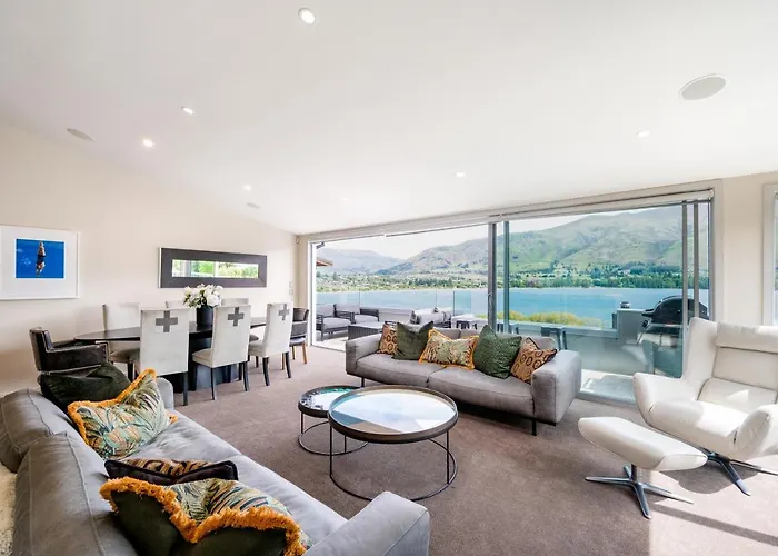 Luxury Lakeview Vista Apartment