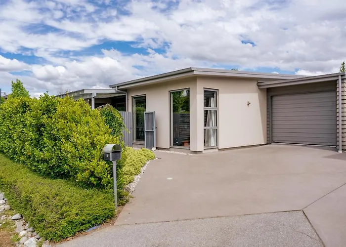 Urban Oasis - Wanaka Holiday Home