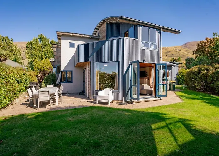 Lakehouse Retreat - Wanaka Holiday Home