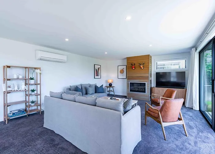 Serenity Haven: Retreat With Panoramic Views