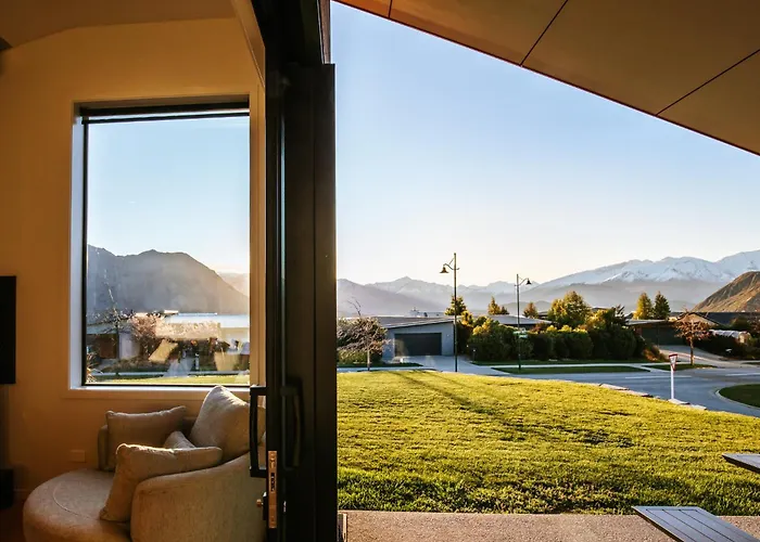 On The Rocks - Sleeps 8 - Family Friendly Holiday Home