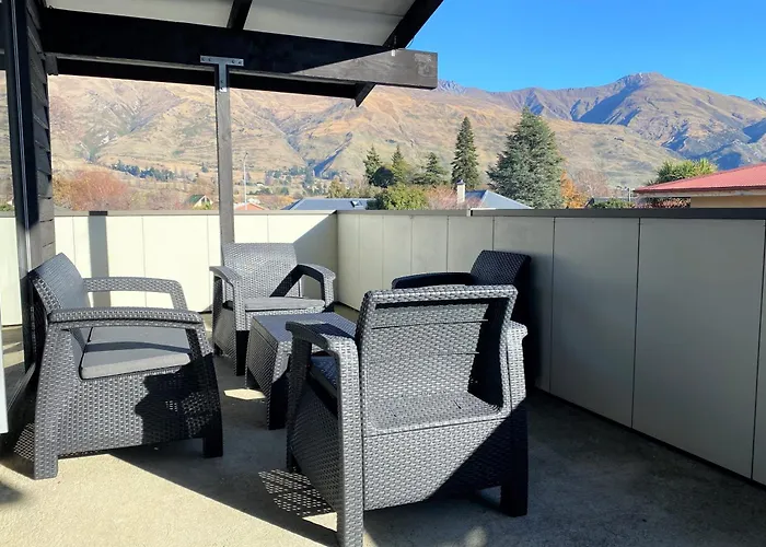 Renovated Wanaka Classic With Lake Views