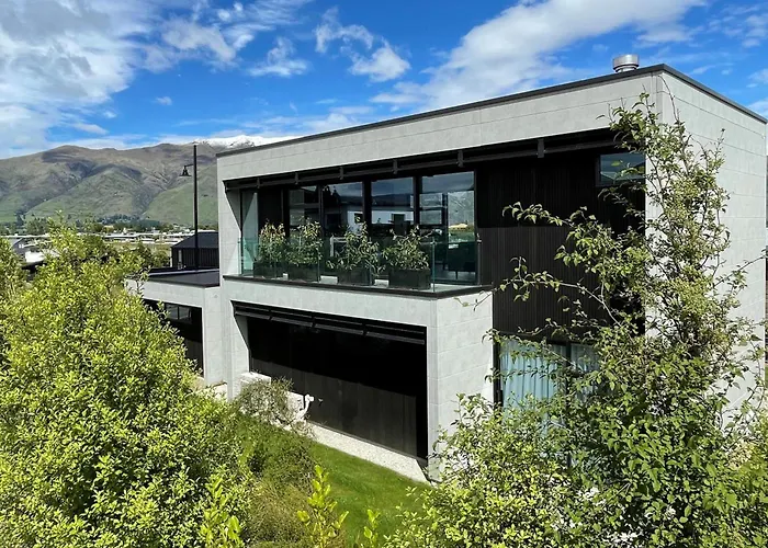 Luxurious Lake And Alpine Views