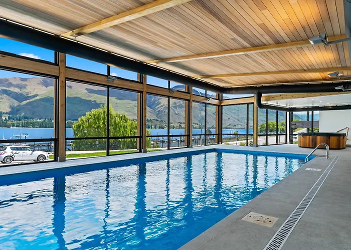 Lakeside Luxury 2 Bedroom Apartment