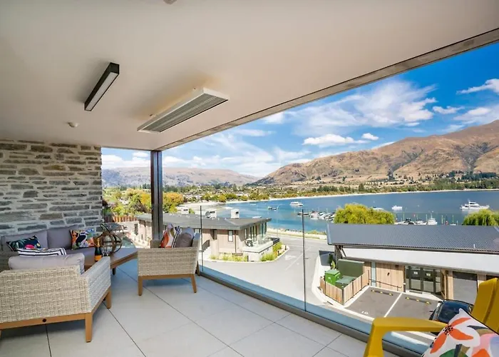 Luxury Lake View Apartment