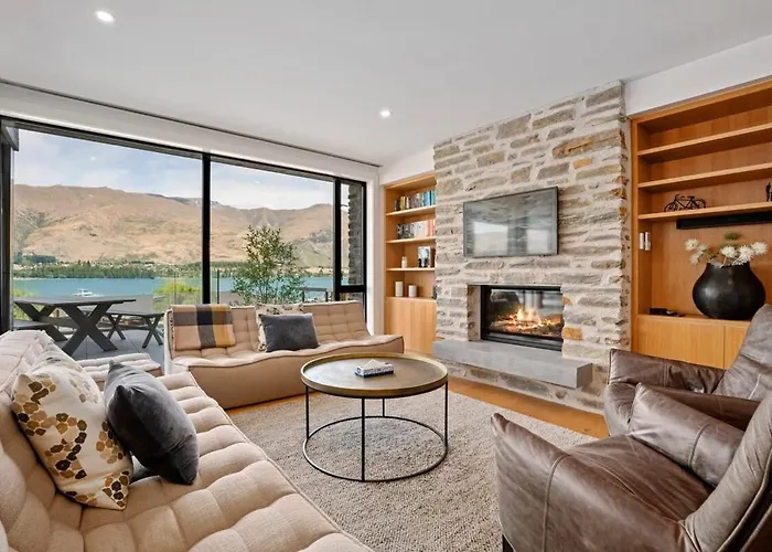 Lakefront Premier - 3 Bedroom