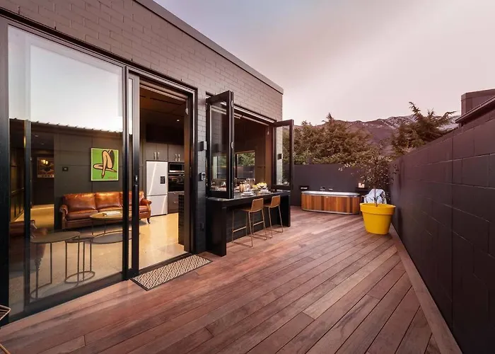 Yellow Pots Apartment A, Luxurious Outdoor Bath
