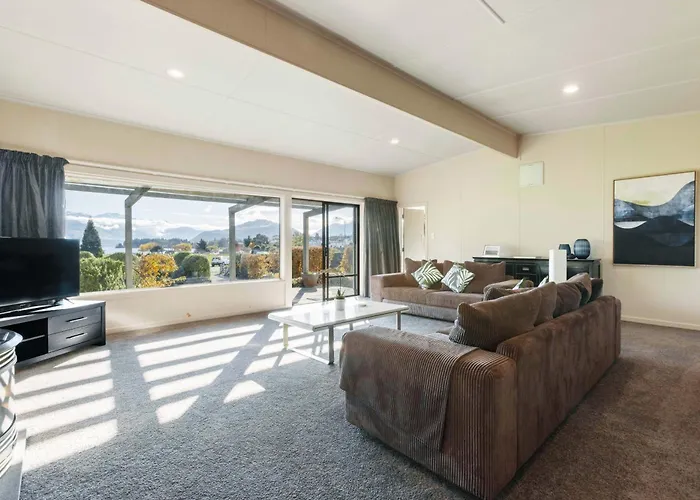 Scenic Stay Lake & Mountain Views