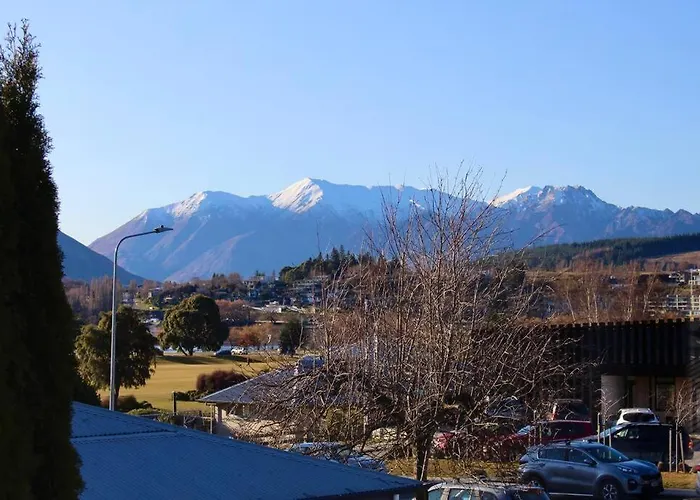 Mountain & Lake Views In Central Wanaka Home