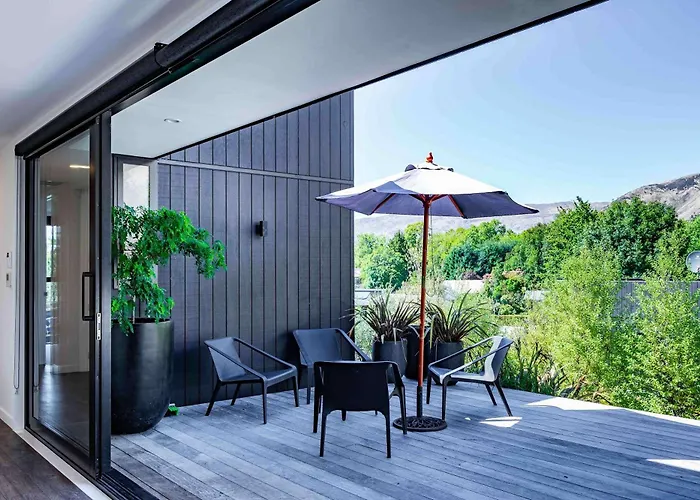 Noir North Retreat