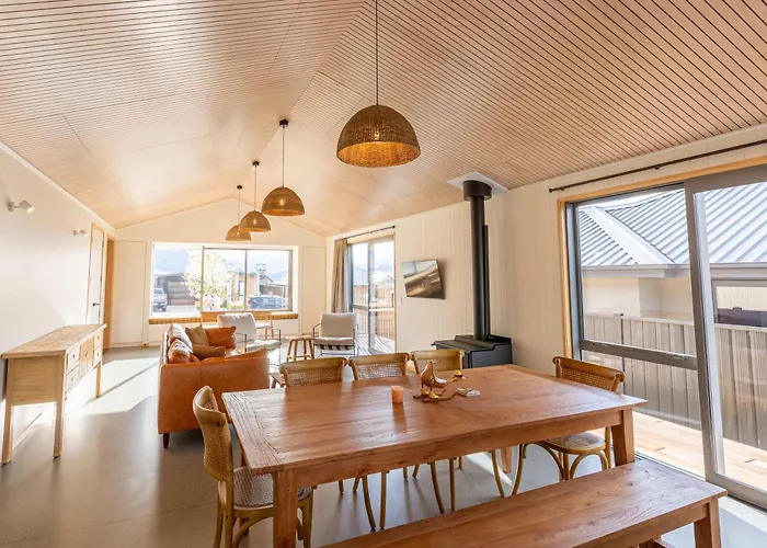 Sunny & Spacious On Scurr Terrace
