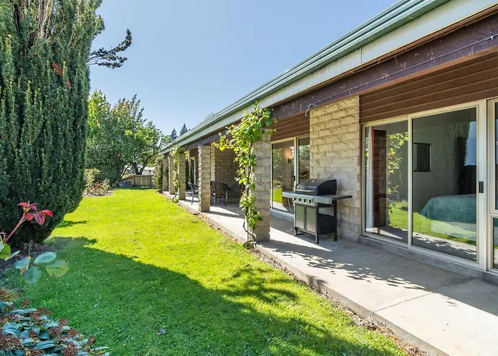 Sunlit Solace - Wanaka Holiday Home