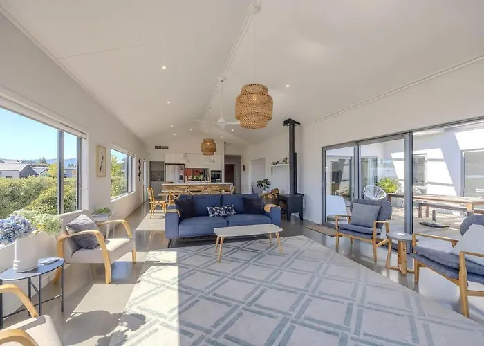 Lakeview Heights - 2020 Built Luxury Large House & Self Contained Studio - 264 Sq Mtr