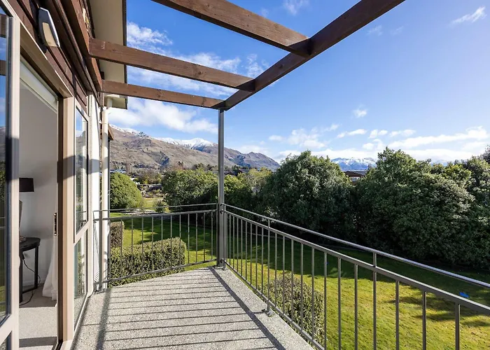 Contemporary Two Level Escape Near Oakridge Resort