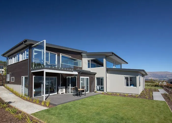Forest Heights - Sleeps 8 - Lake & Mountain Views - Spa Pool & Sauna
