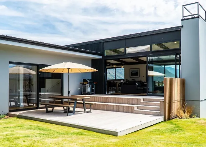 Farrant Drive - Sleeps 8 - Lake & Mountain Views - Modern & Stylish